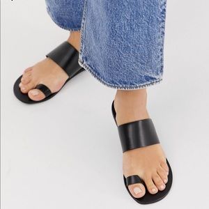 Black Sandals with Toe Strap